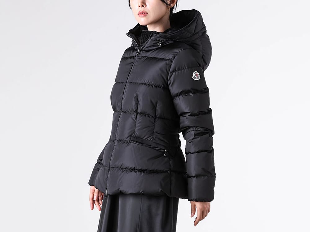 Top 6 Most Popular MONCLER Women’s Down Jackets No.4 AVOCE – Sporty Yet Elegant with a Flattering Silhouette