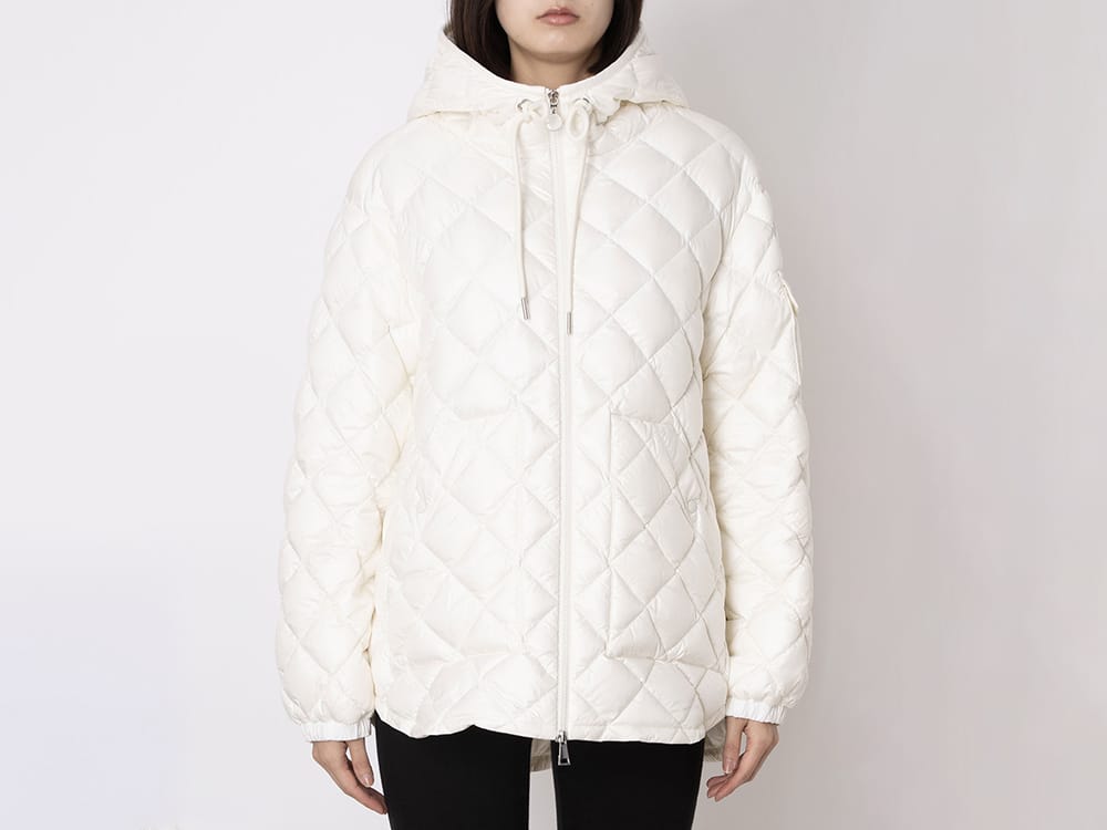Top 6 Most Popular MONCLER Women’s Down Jackets 第5位 シャツのデザインを取り入れたダウンジャケット「CAMICIA」