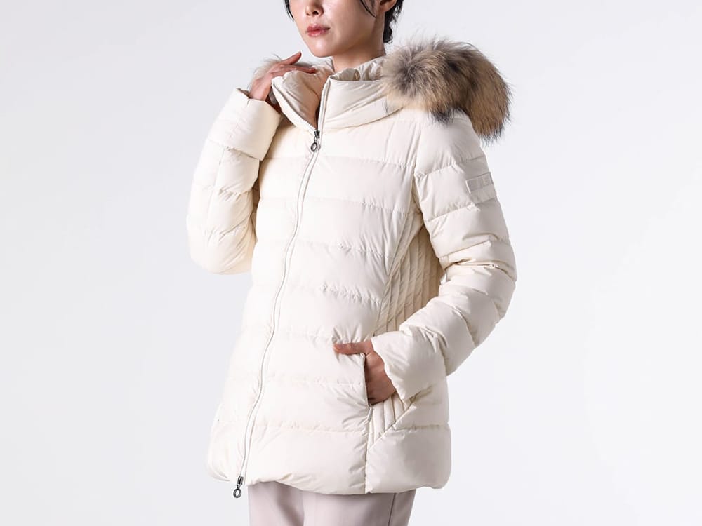 タトラス ダウンのレディース 人気ランキング 2025年 TOP5 第2位 ヒップが隠れるミドル丈が特徴のダウンジャケット「OLSAVA」