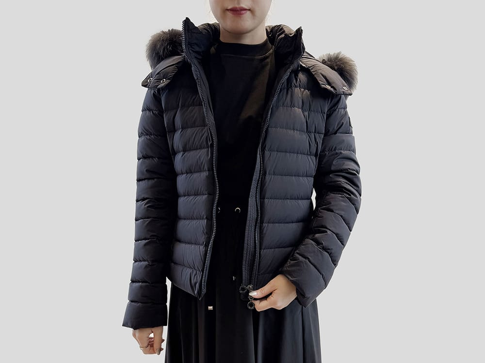 タトラス ダウンのレディース 人気ランキング 2025年 TOP5 第3位 ショート丈と異素材切り替えが人気のダウンジャケット「VARENA」