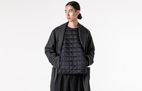 インナーダウンで重ね着する様子