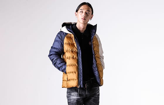 アウトドアシーンで活躍する高機能ダウンジャケット