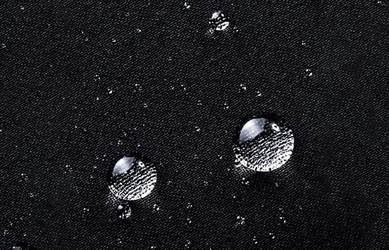 ダウンジャケットの表地素材の撥水性のイメージ