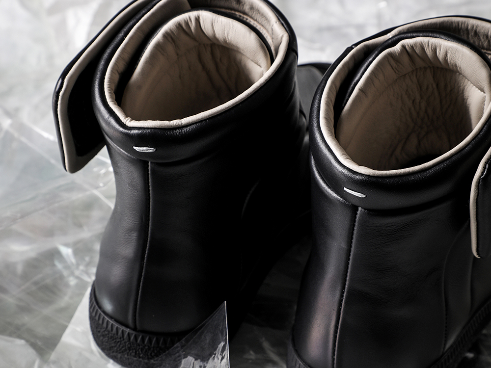 Maison Margiela - 26SS - Detailed Specifications of the Future Mid-Top Black Leather Model - The Iconic “Single White Stitch” 5-003