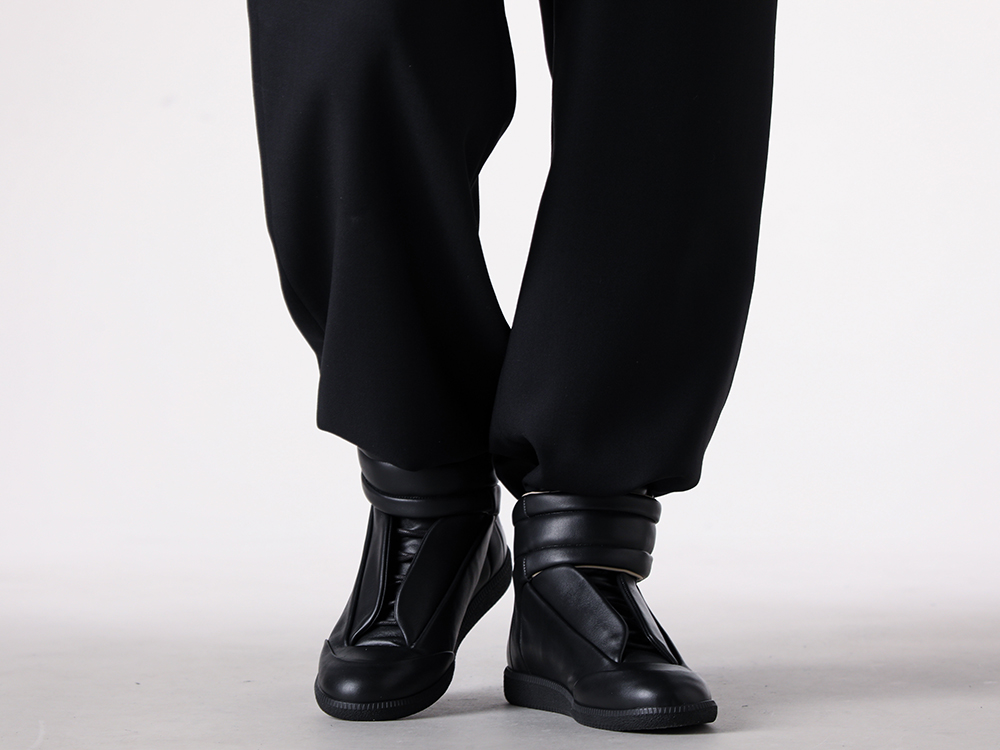 Maison Margiela - 26SS - Styling Suggestions: Black That Bridges Mode and Street - Style 1: The Runway Tuck-in 7-002