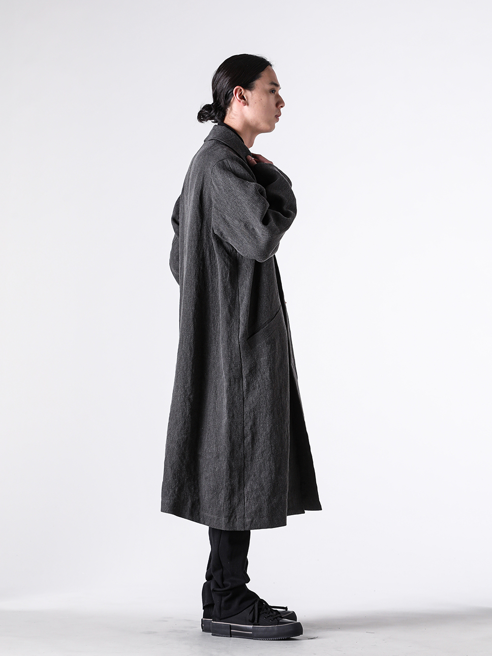 devoa コーティング系　サルエルパンツ　和紙　ダークウェア　アルチザン　黒 DEVOA 26SS リネン和紙コートと吊り編みジャージが構築するアーバン