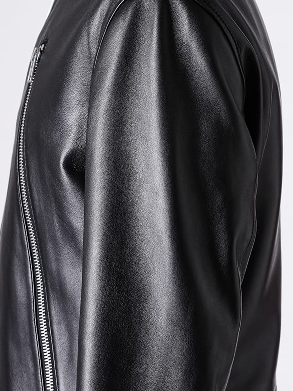 Image showing the texture of lamb leather and the craftsmanship of the 5-Zip