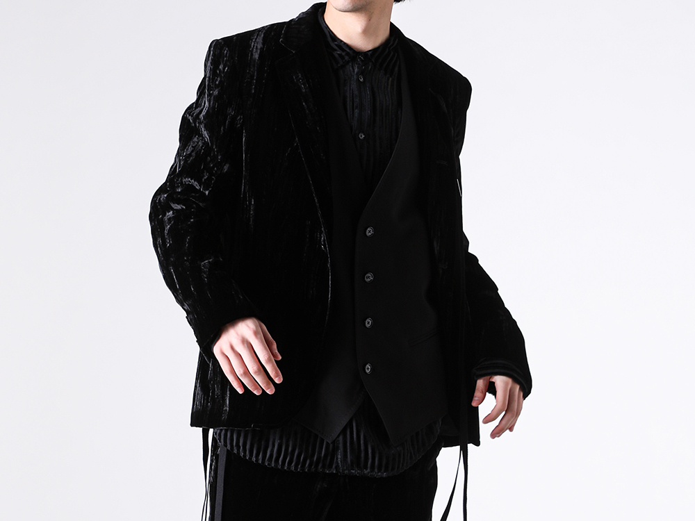 Relaxed feel when worn with the front open