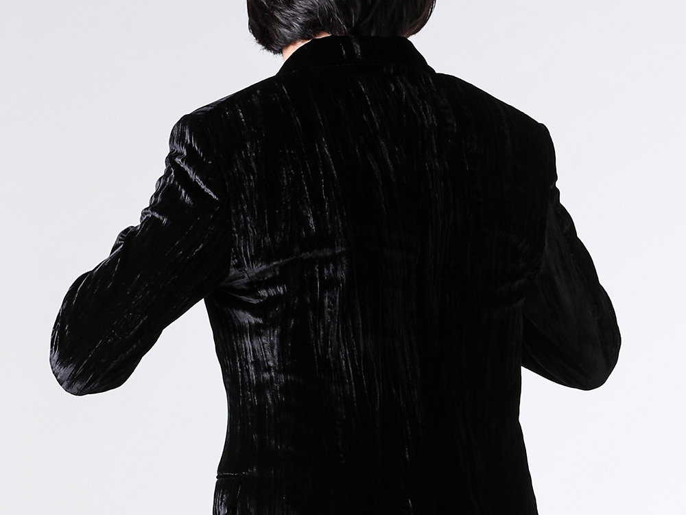 Sharp shoulder line with minimal internal structure