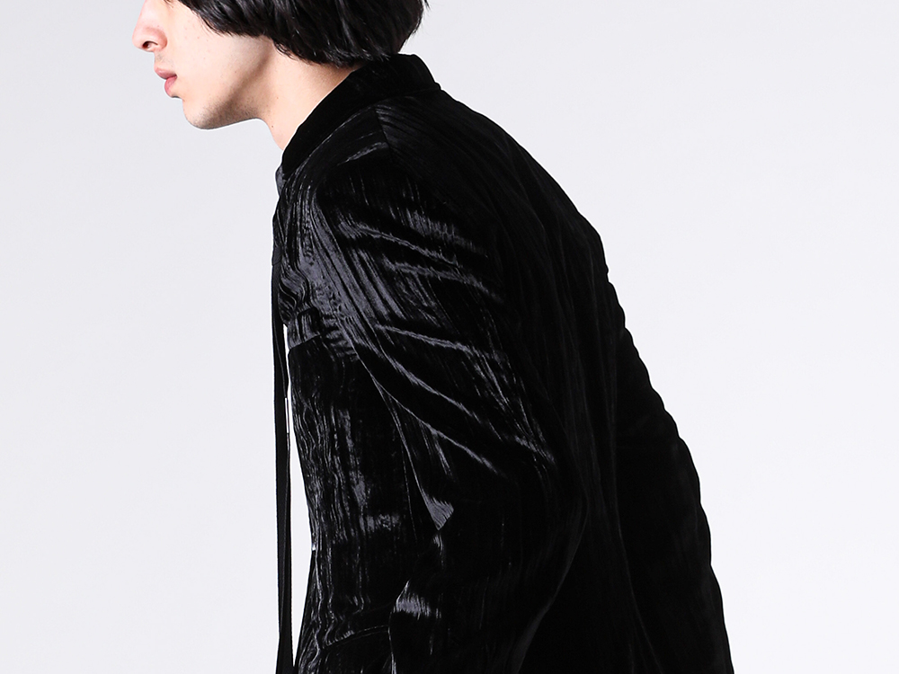 Irregular shadows and luster from the crushing process