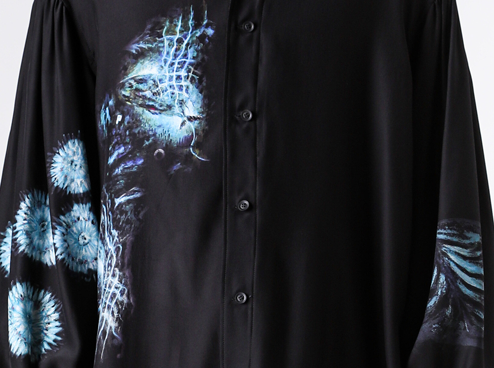 Yohji Yamamoto POUR HOMME 26S/S スタンドブラウス Yohji Yamamoto POUR HOMME 26SS インクジェットプリントが際立つ春夏
