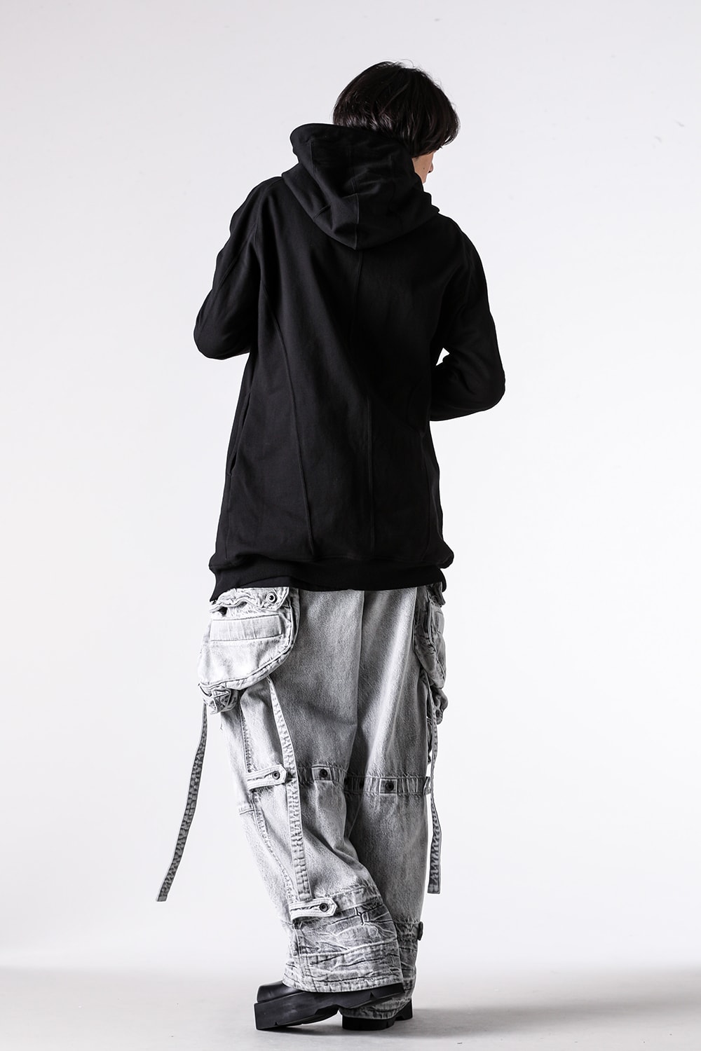 Detail and close-up styling image 3 using the plain ZIP UP COTTON SWEAT