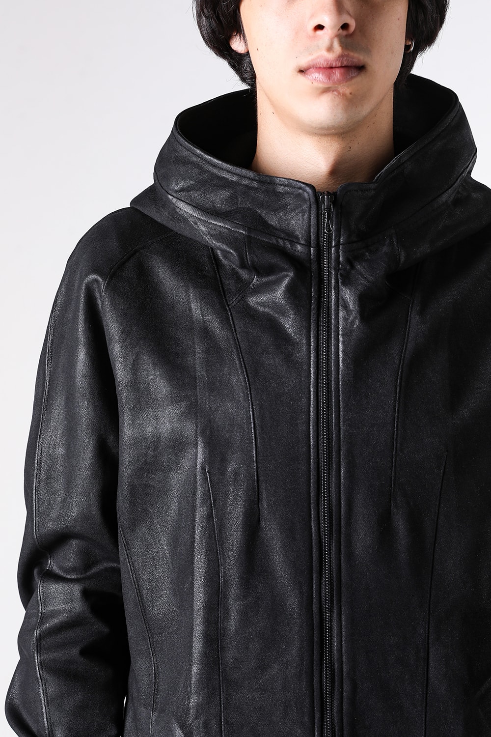 Image of the front double zipper and the three-dimensional high neck area