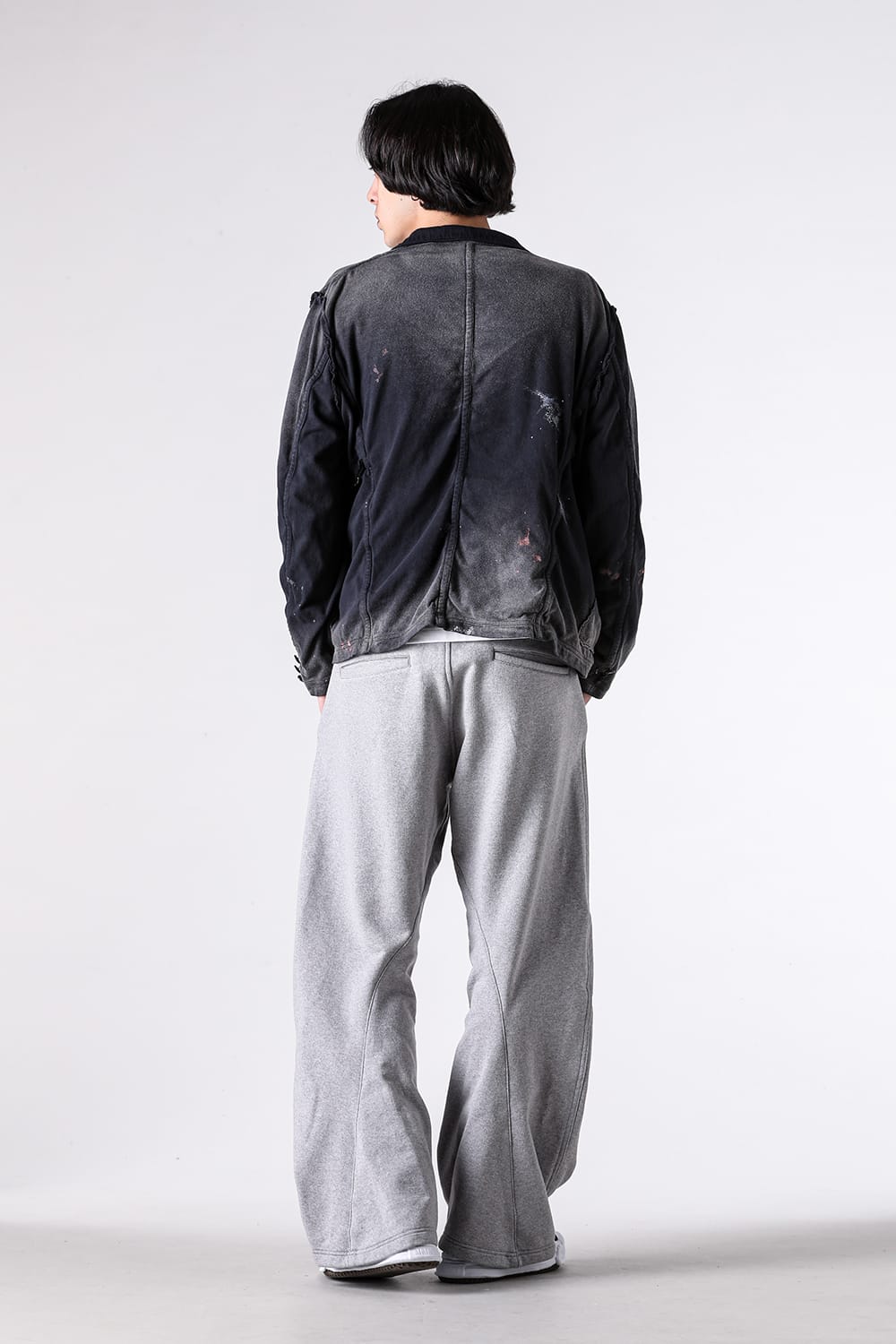パンツ KHOKI 24SS 3D CUT PANTS KHOKI 3Dカットパンツ：立体裁断のシルエットとアノニマスなチーム制作