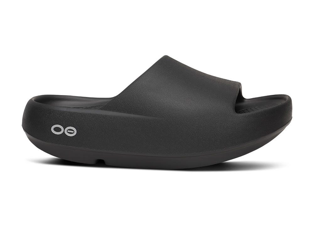 Diagonal image showing the three-dimensional shape of the footbed