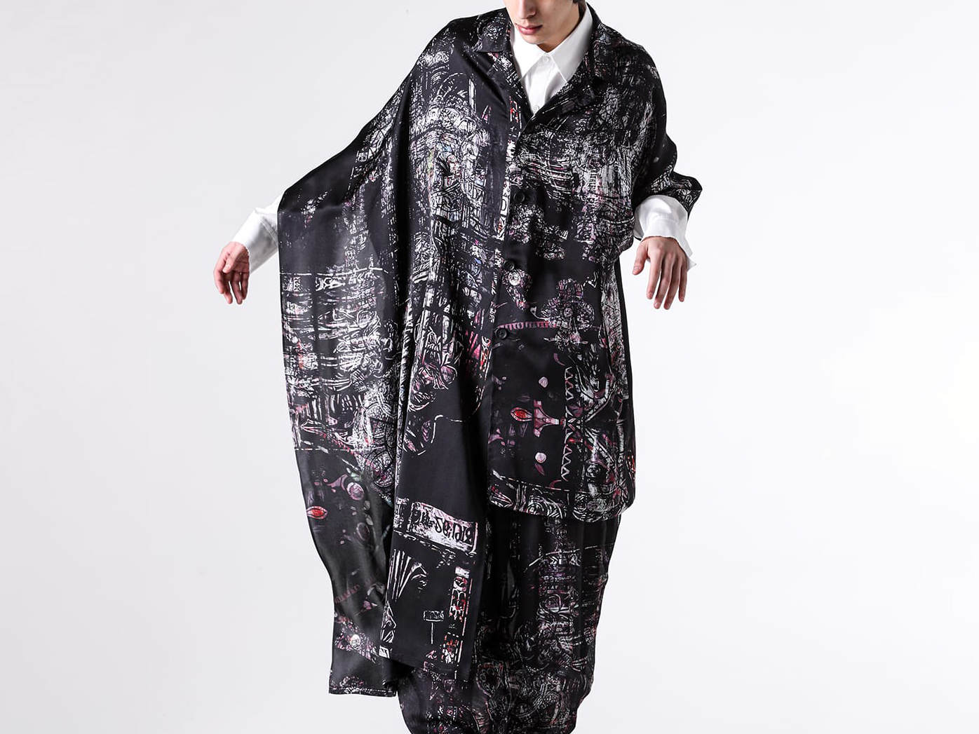 Image of the cape section arranged over the shoulder