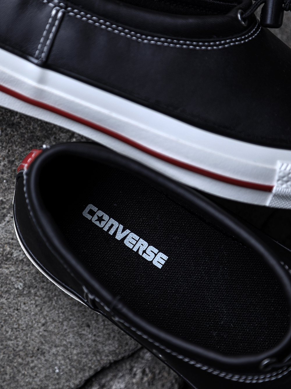 Detail image of the insole and collar