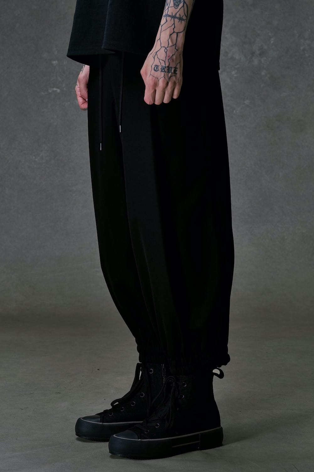 DEVOA 26SS Antistatic Wool パンツ3型。テーマ「THE STILL CENTRE」を