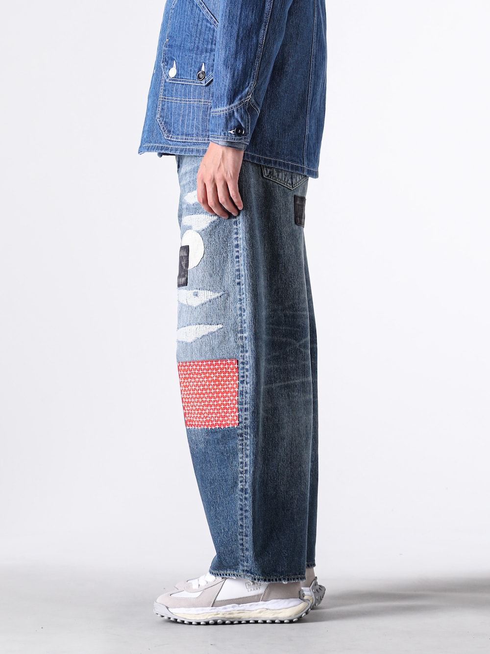 ワイドデニムのサイドから見た曲線シルエット画像