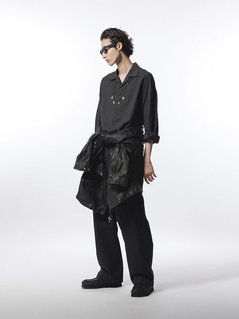 長袖シャツの袖をまくったラフな着用画像