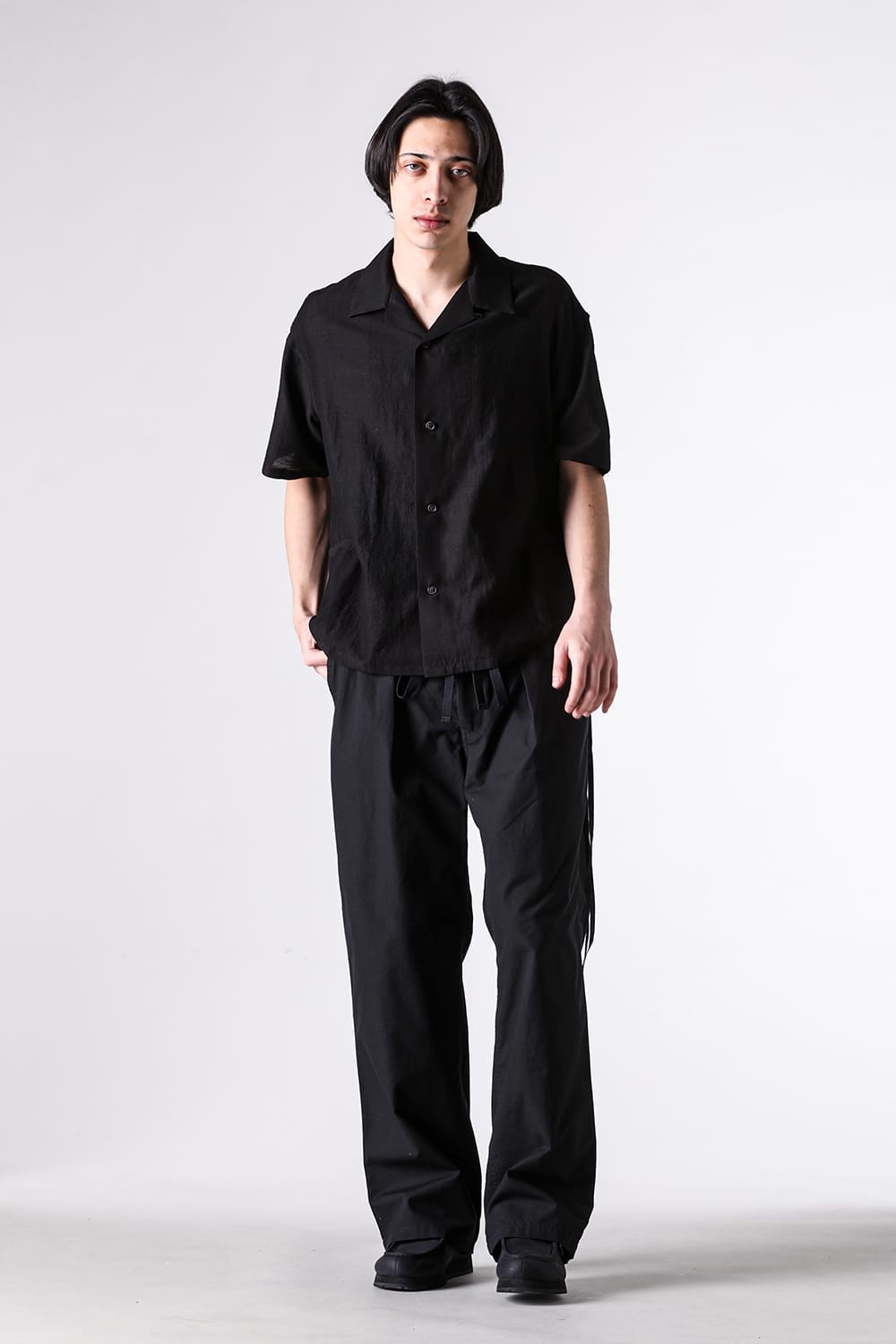 半袖シャツのスタイリング全身画像1