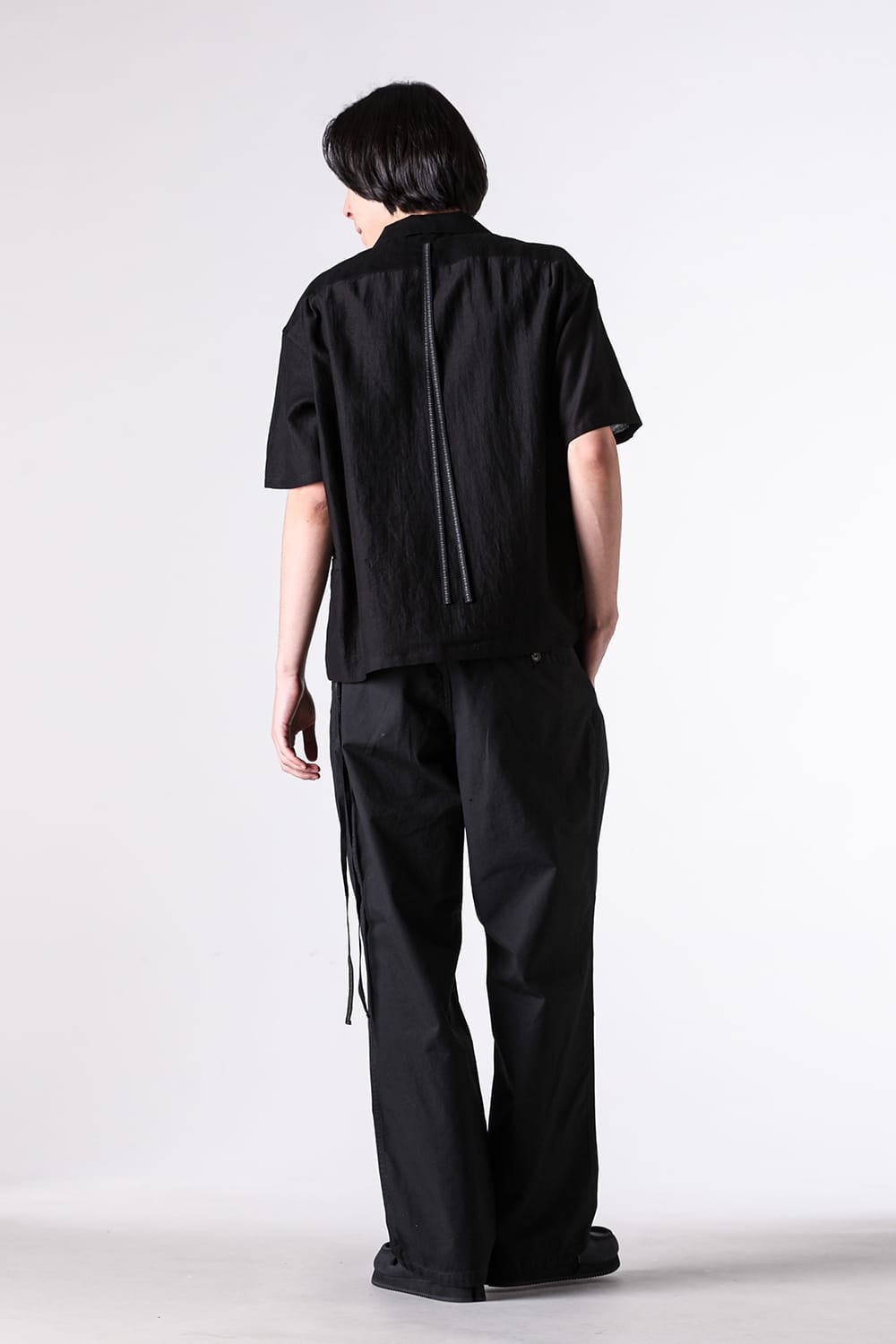 後ろ姿、背中側の落ち感がわかるバックスタイル画像