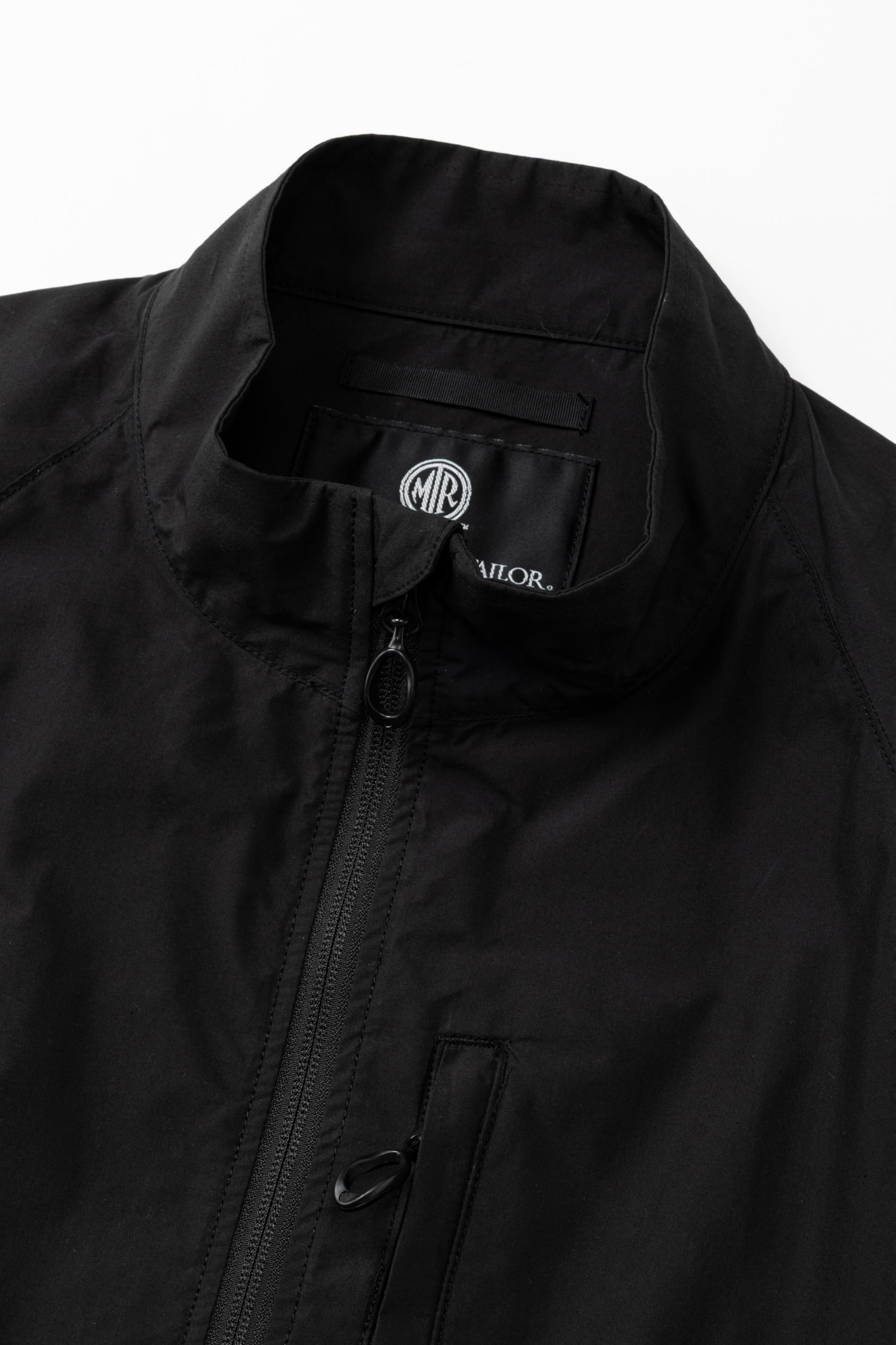 ジャケットの肩周りと背面画像