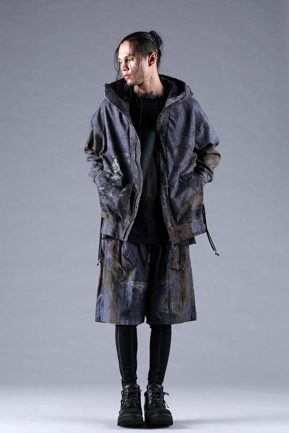 Navyカラーの着用全身画像