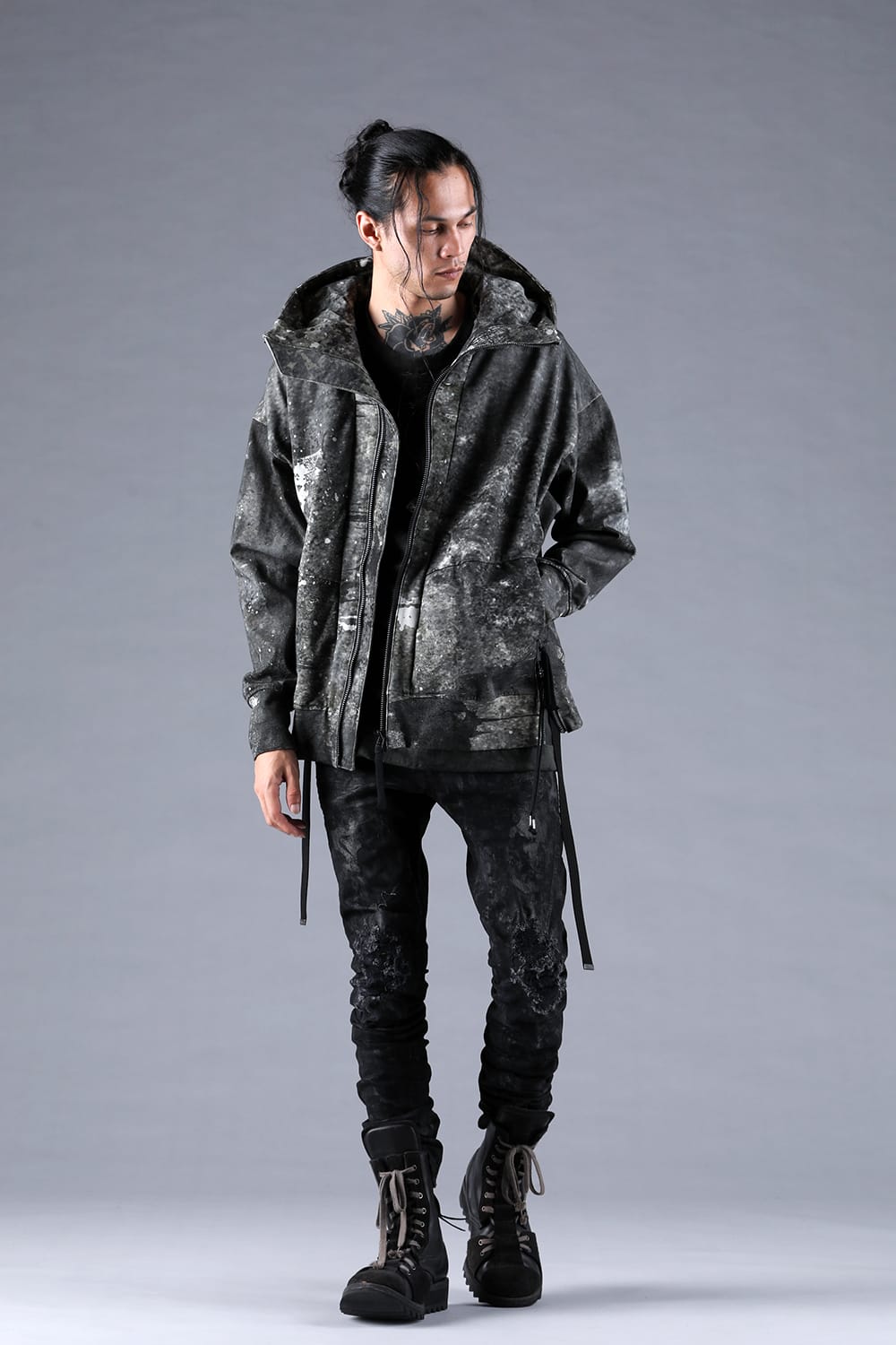 Blackカラーの着用全身画像