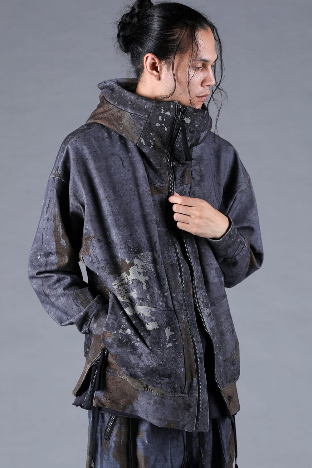 フードの立体感とサムホールのアップ画像