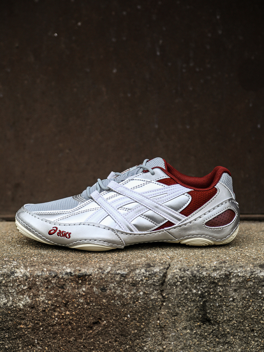 Full front view of the ASICS HYPERSYNC in White/Pure Silver