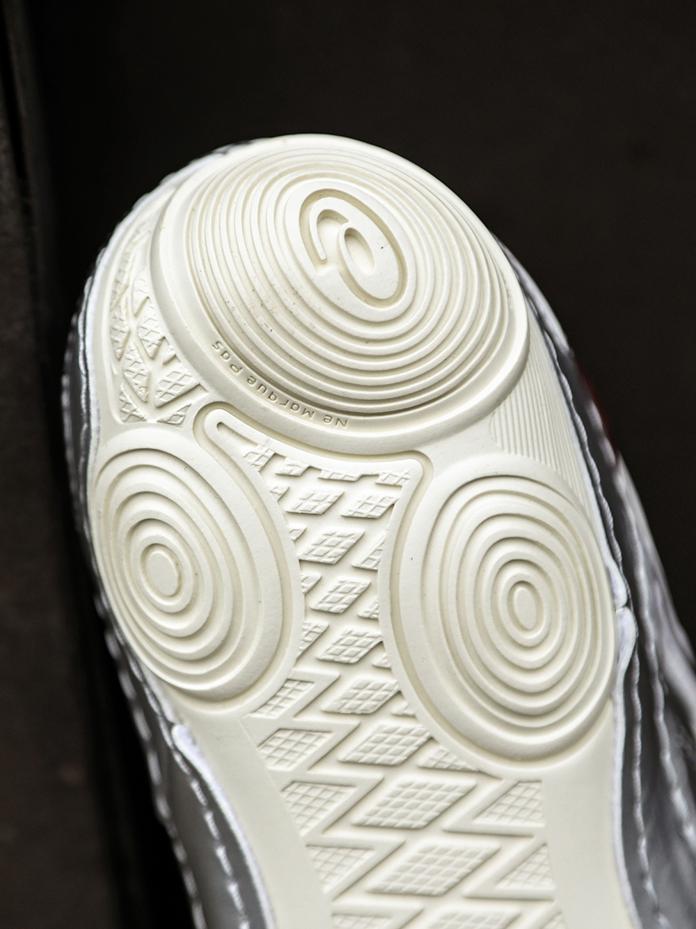 Images of the sole bottom and grip pattern of the ASICS HYPERSYNC