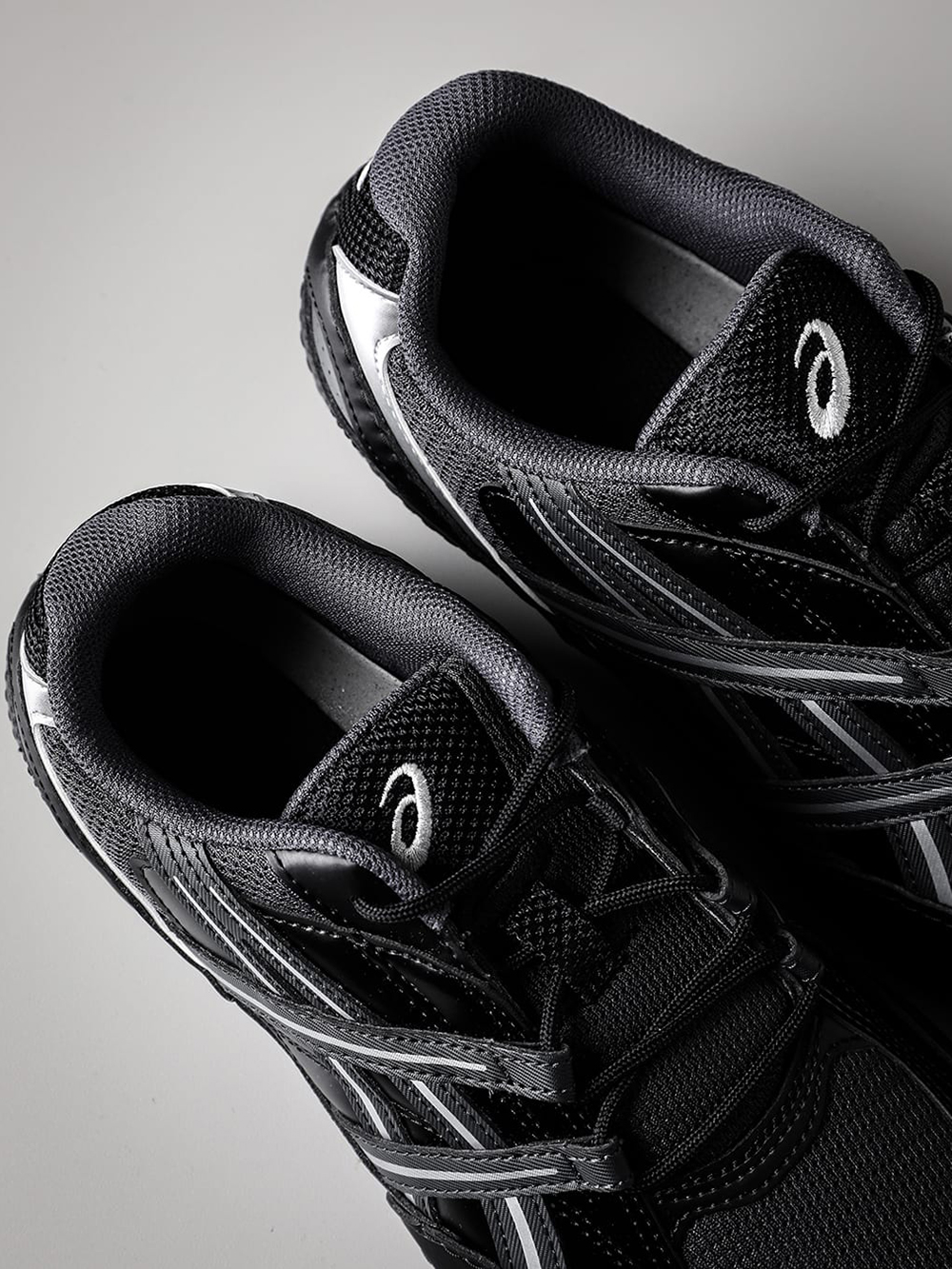 Detailed images of the ASICS HYPERSYNC in Graphite Gray/Black