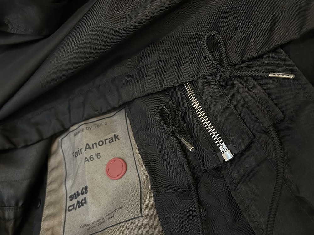 Drawcord at the hem and finishing image of the Ten C FAIR ANORAK