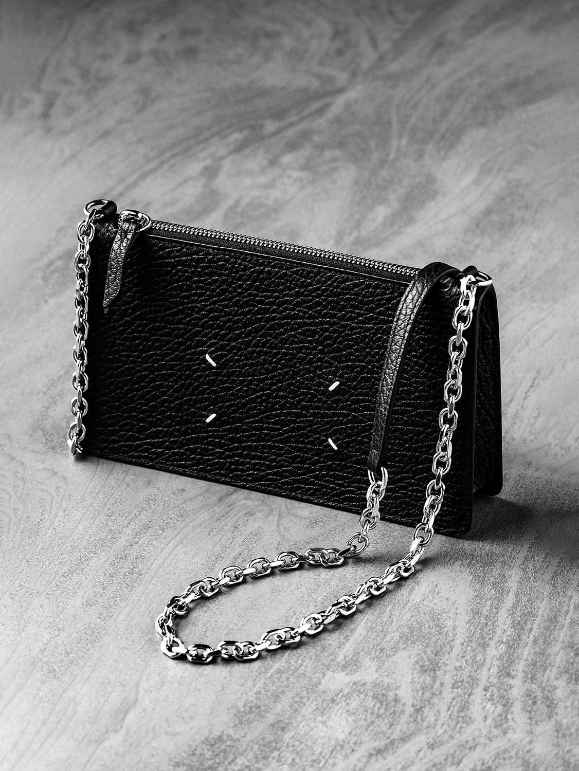 10. ミニマルを極めた新作「Zipped Wallet On Chain」