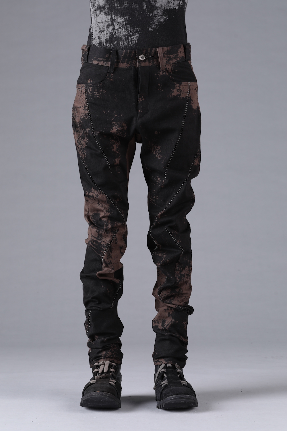 D.HYGEN 25SSのスリムカーブデニムパンツ