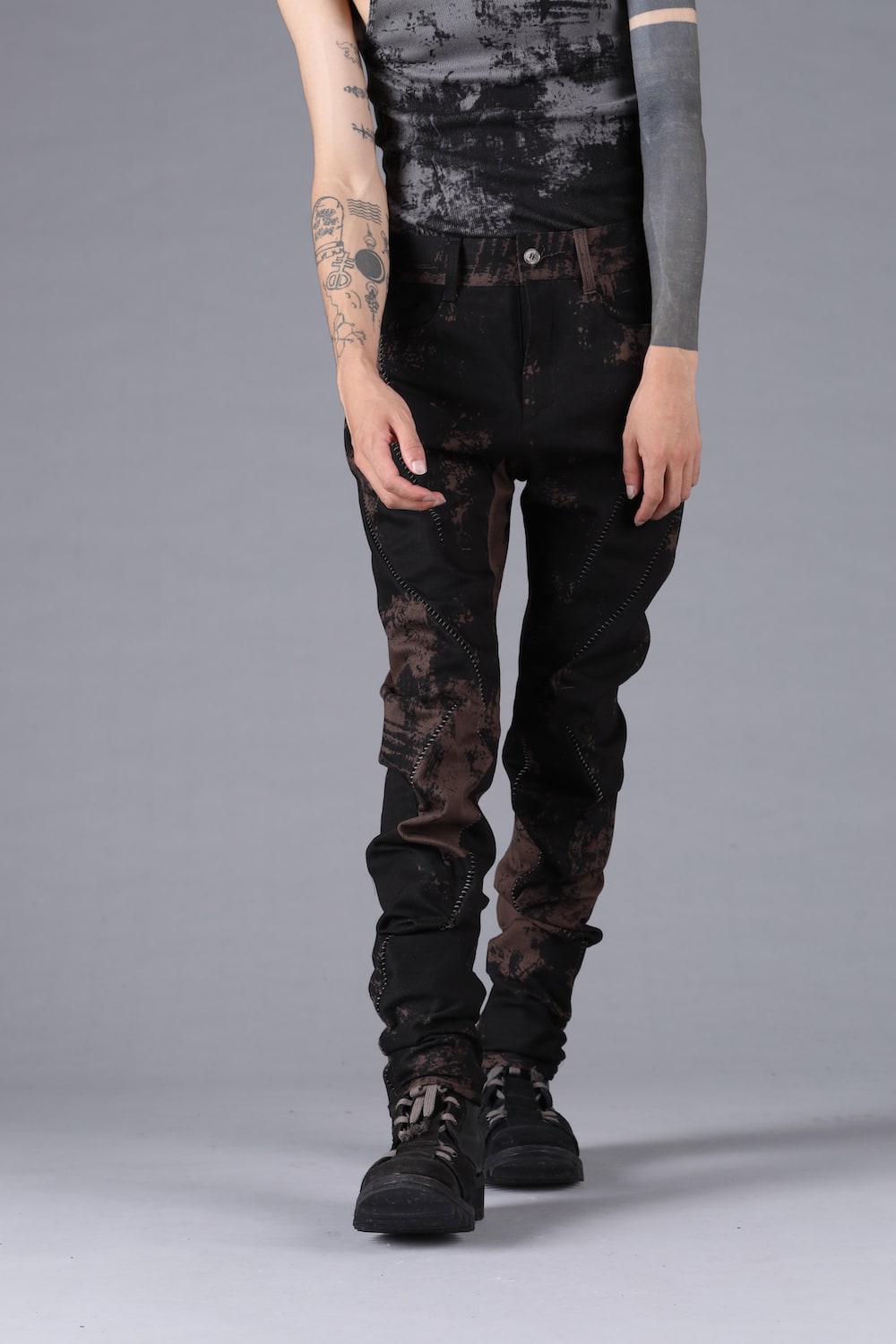 膝下から裾にかけてのシワと立体感