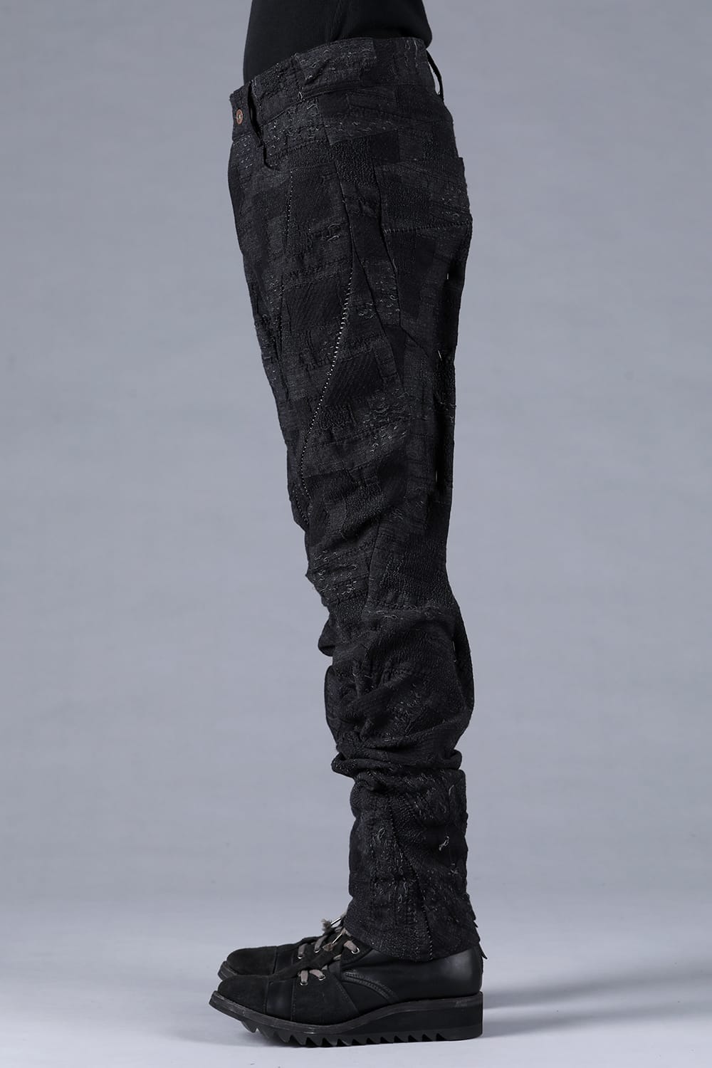 細身シルエットと動きやすさを両立した着用画像