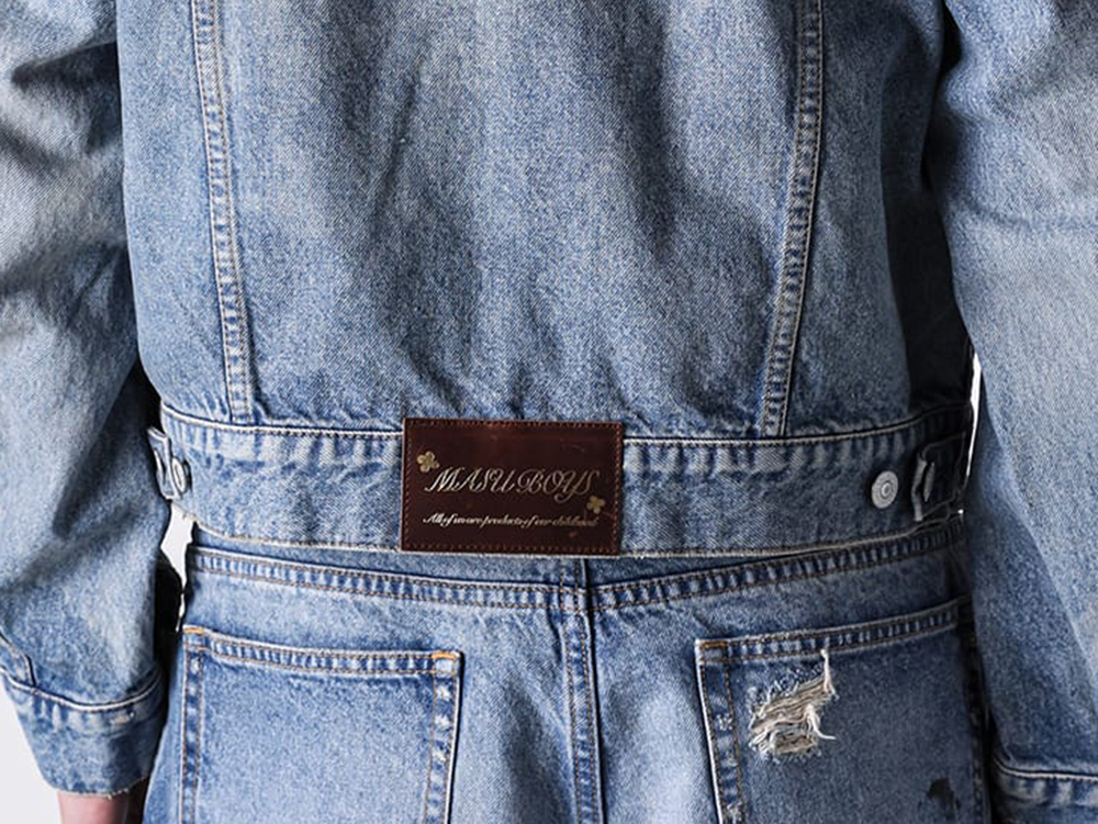 Image of the gold-foiled oil leather patch on the back
