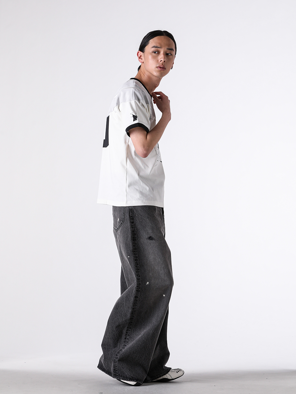 Styling 1 Full side image: Balance with the pooling of the bottoms