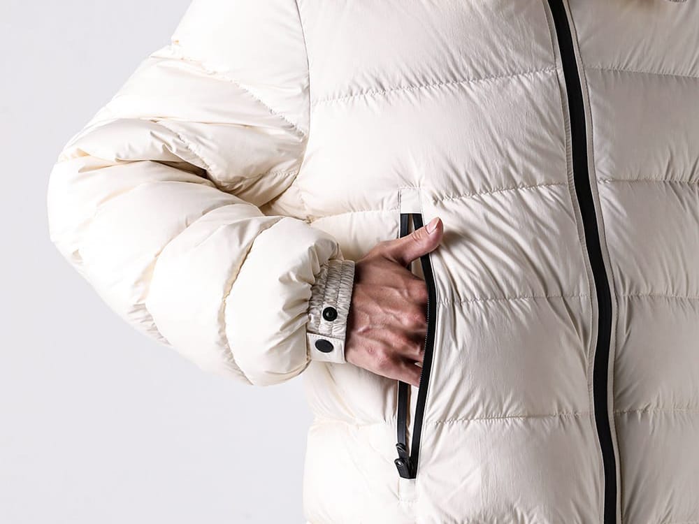 TATRAS ダウン 偽物の見分け方