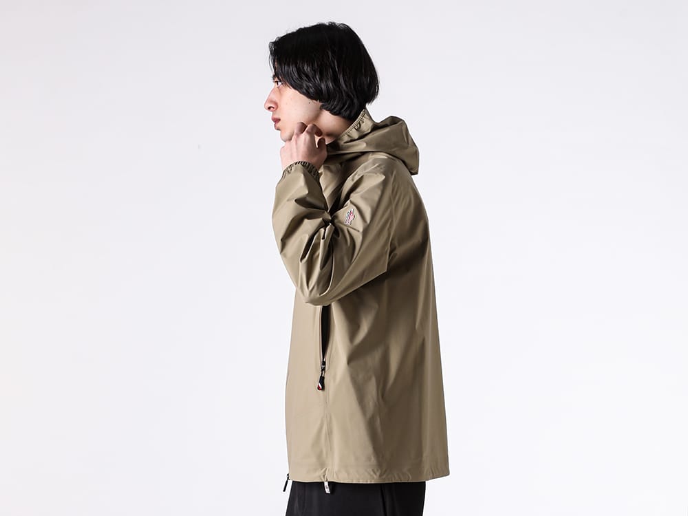 Image of wrist gaiters (thumbholes) and water-repellent zippers at the cuffs