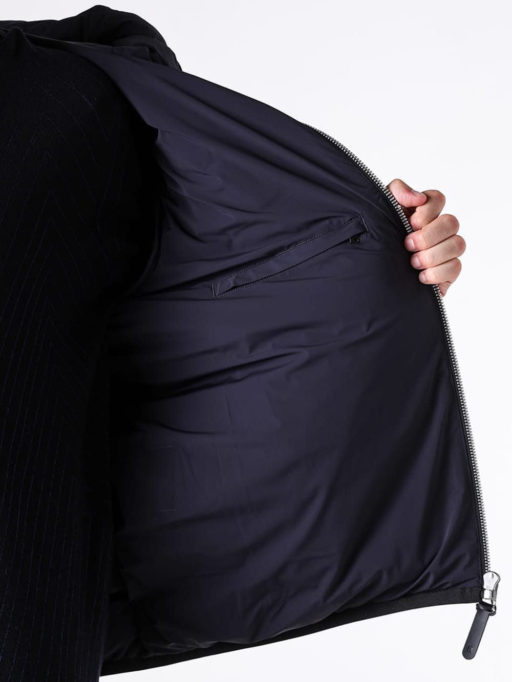 Image of the authentication tag and QR code attached to authentic products