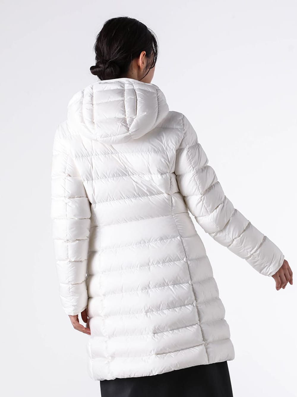 Close-up image of the back style and waist shape of a long down jacket