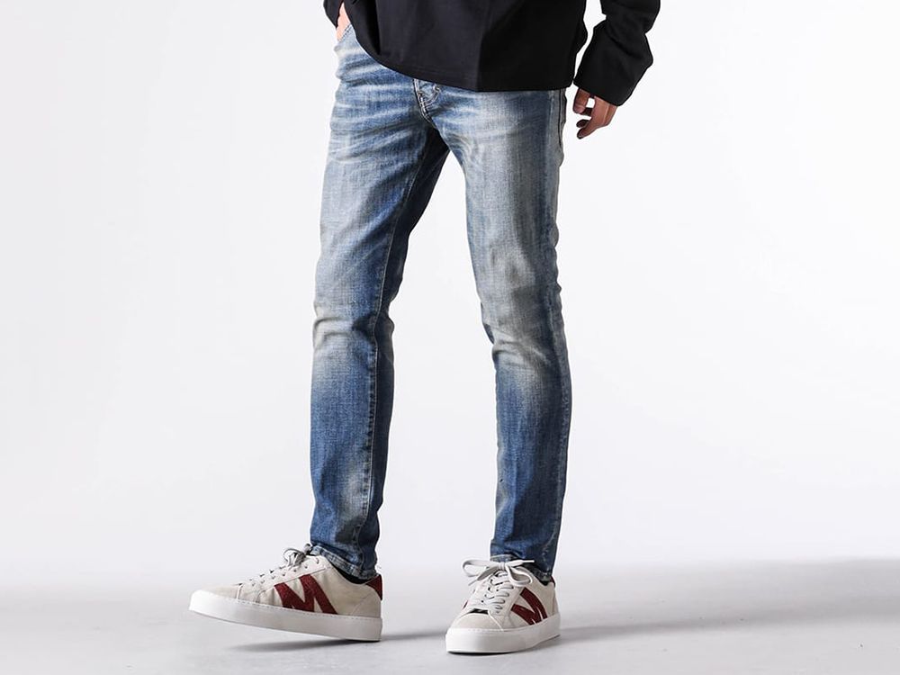 DSQUARED2のSKATER JEANの着用シルエットがわかる画像