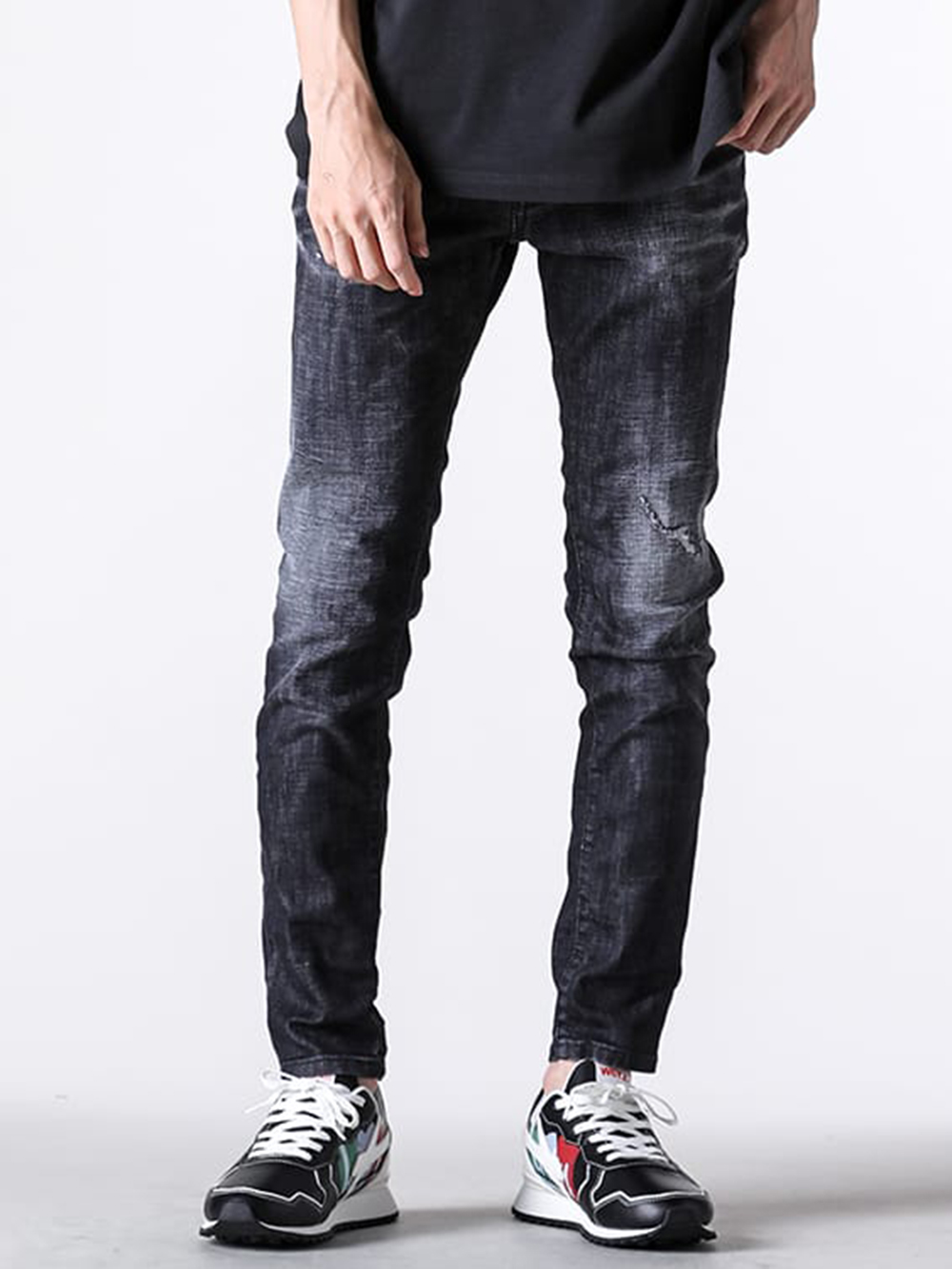 DSQUARED2のSKATER JEANの生地や加工の接写画像