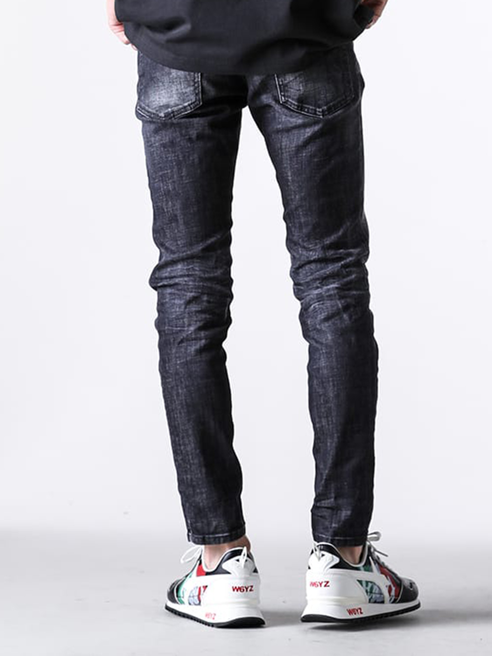 DSQUARED2のSKATER JEANの生地や加工の接写画像