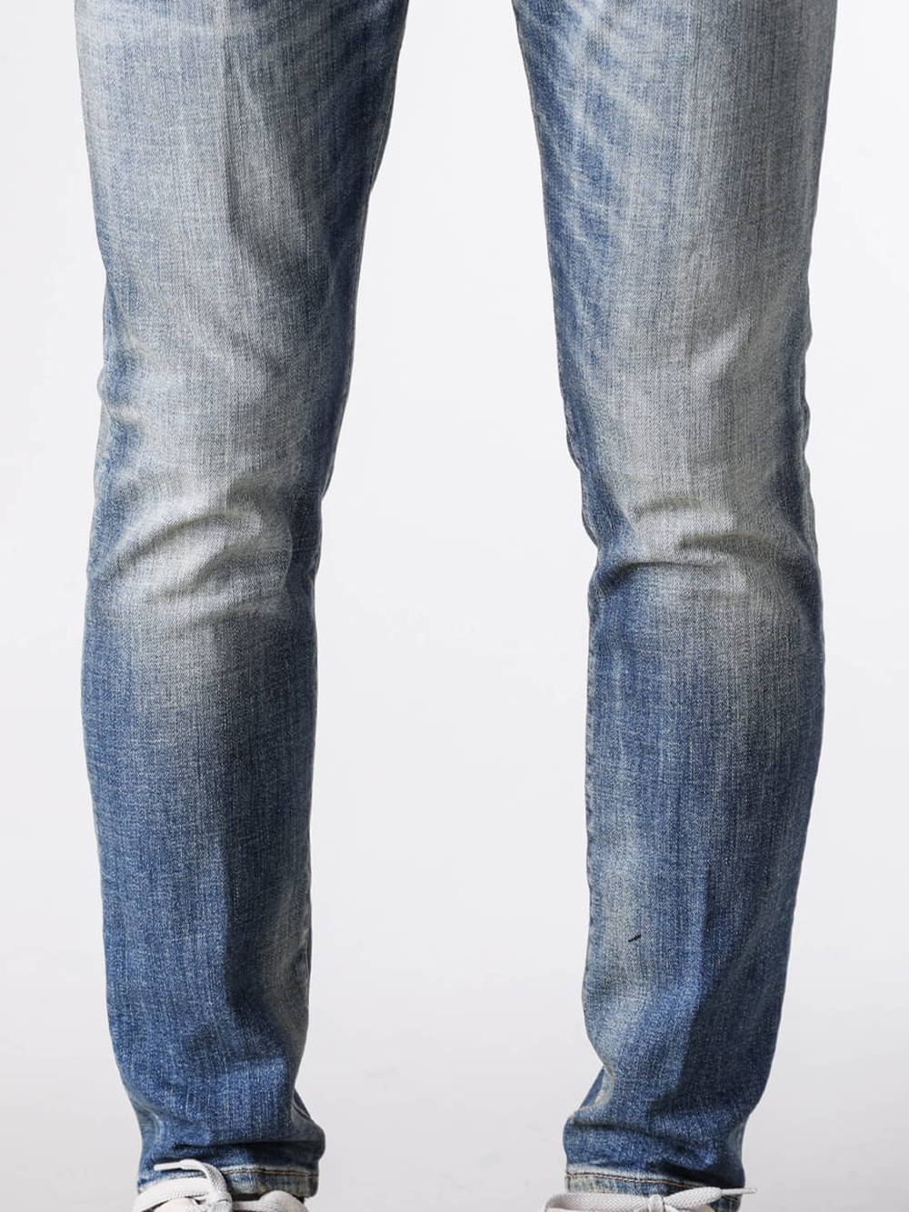 DSQUARED2のSKATER JEANの生地や加工の接写画像