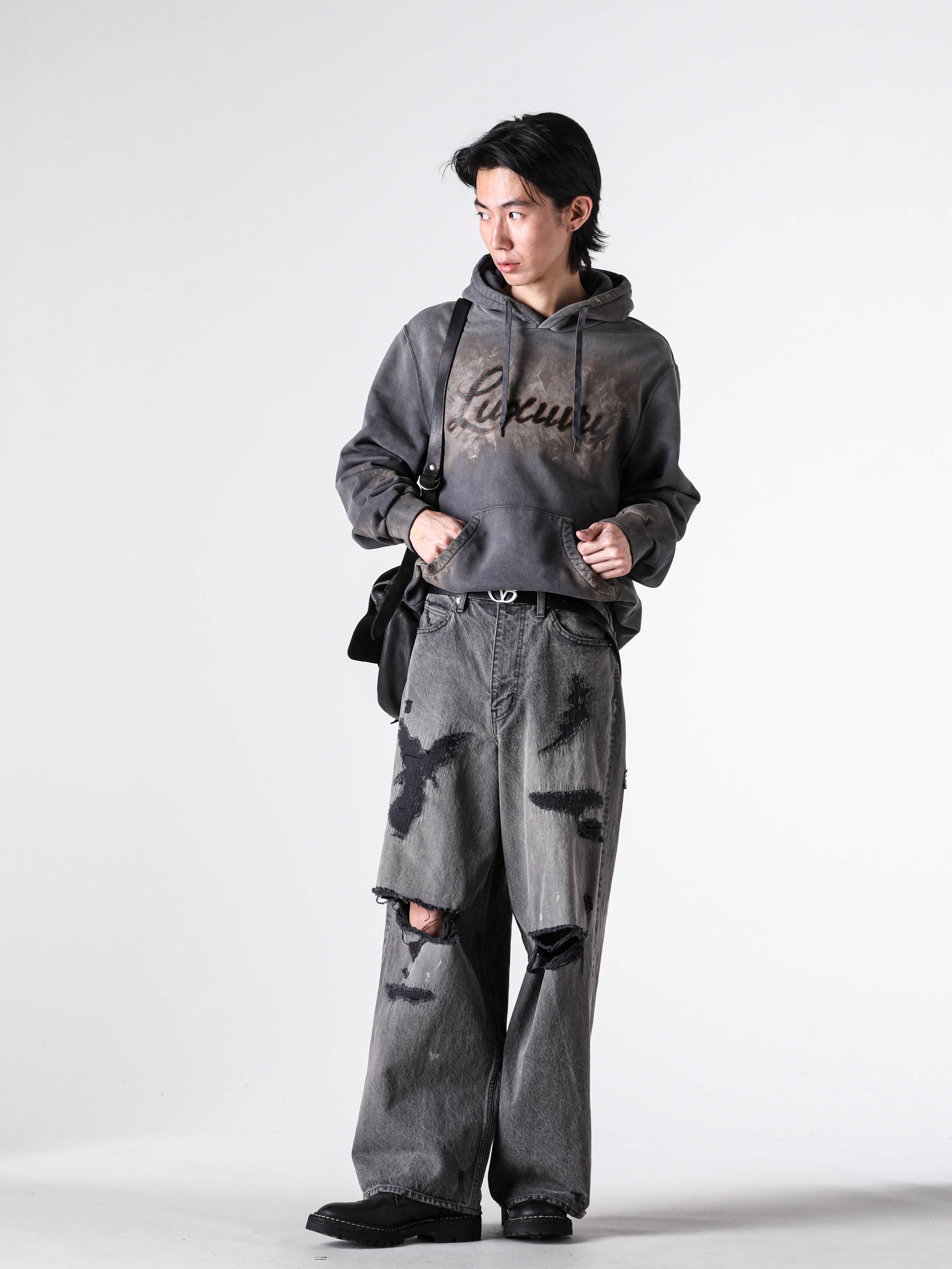 Full body styling image using the doublet Black Silver belt