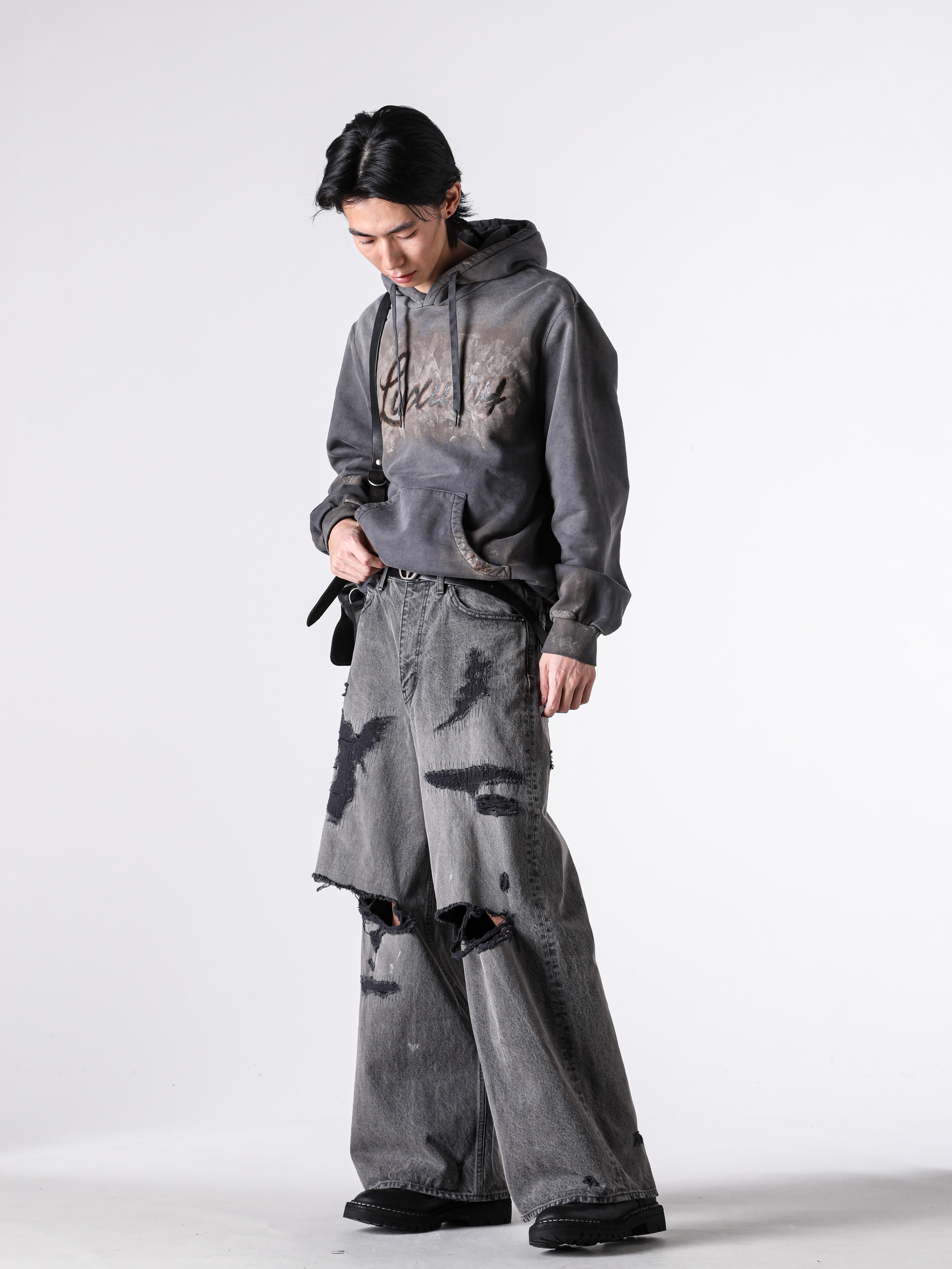 Close-up styling image around the waist using the doublet Black Silver belt